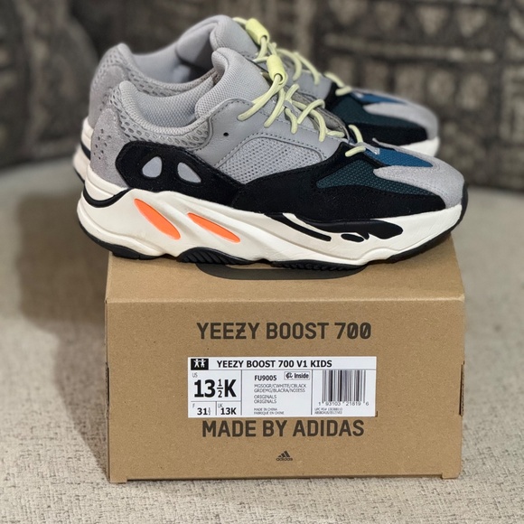 adidas YEEZY Boost 700 - Picture 4 of 8